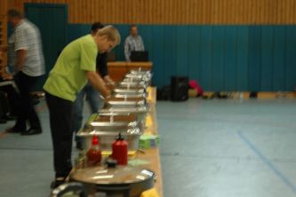Das Buffet wird vorbereitet.